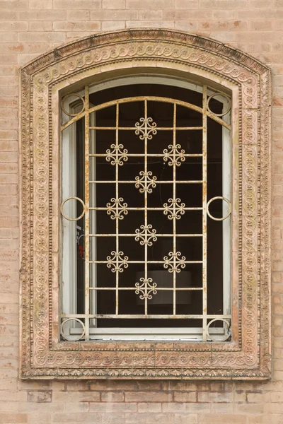Barras de janela no edifício de tijolos — Fotografia de Stock