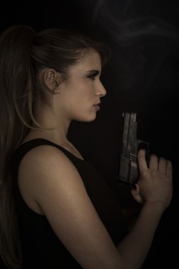 Silahlı genç kadın