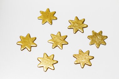 Beyaz arkaplanda altın yıldızlar