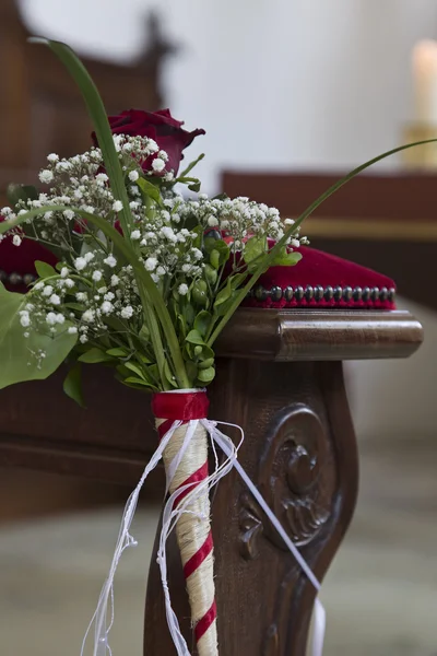 Iglesia banco detalles con decoración floral de la boda — Foto de Stock