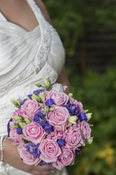 Bouquet de mariée sur robe de mariée blanche — Photo