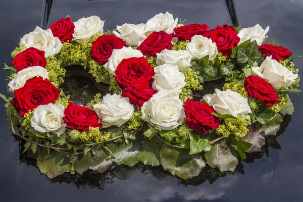 Blumenschmuck für Brautauto — Stockfoto