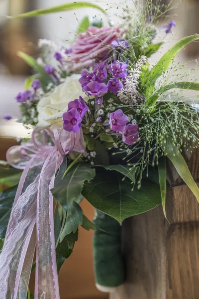 Kirchenbank Details mit floraler Hochzeitsdekoration — Stockfoto