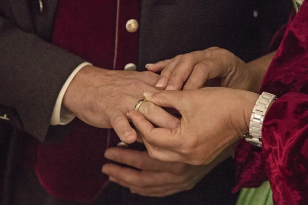 Wedding ceremony - Plugging in the wedding ring — Stock Photo, Image