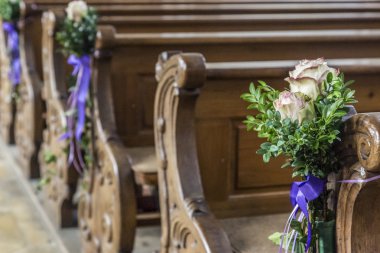 Kilise pew ayrıntıları çiçek düğün dekorasyonu ile