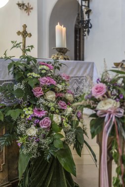 Kilise pew ayrıntıları çiçek düğün dekorasyonu ile