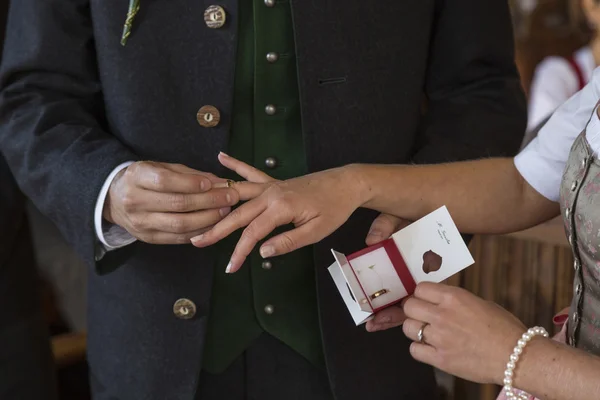 Wedding ceremony - Plugging in the wedding ring — Stock Photo, Image