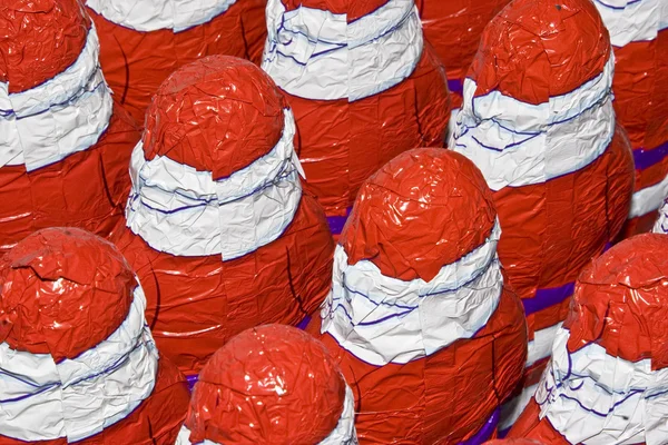 Фон - шоколадные Санта-Клаусы — стоковое фото