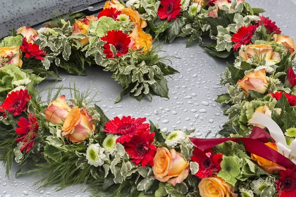 Décoration florale pour voiture de mariée — Photo