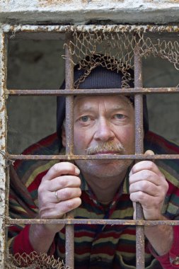 Hapishane ızgara oturan adam