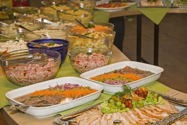 Buffet frío con diversas delicias —  Fotos de Stock