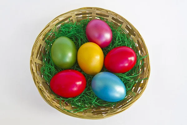 Húsvéti kosár színes húsvéti tojásokkal — Stock Fotó