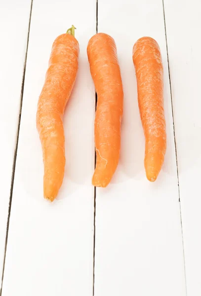 Las zanahorias frescas sobre la mesa — Foto de Stock