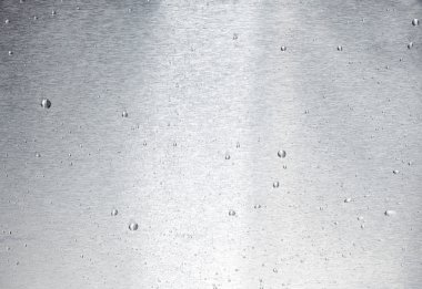 Alüminyum yüzey ile su damlaları