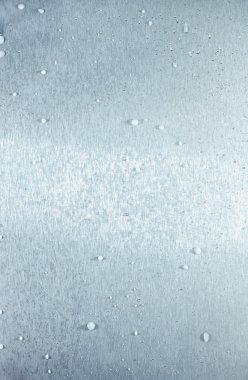 donmuş bir metal yüzeye dokunarak