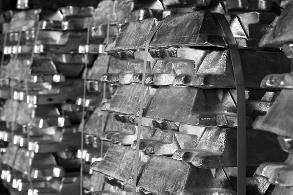 Imagen Fondo Industria Lingotes Aluminio Apilados Almacenados Fotografía Blanco Negro Fotos de stock libres de derechos