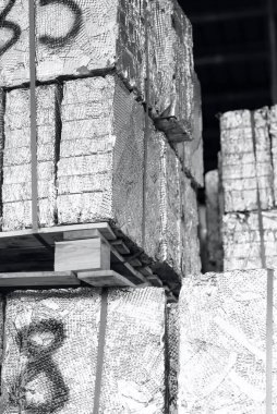 Küplere basılmış boyanmış alüminyum kırıntılar, siyah ve beyaz fotoğrafçılık