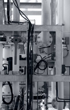 Borular, eklemler, cıvatalar, vanalar ve elektrik kabloları ile endüstriyel arkaplan, siyah beyaz fotoğraf