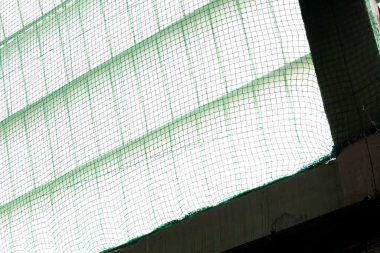 iş sırasında düşme riskini önlemek için dikey pencerelerin altına yerleştirilmiş düzenleyici renk yeşil güvenlik ağı