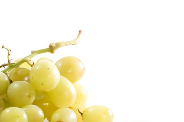 beyaz zemin üzerinde olgunlaşmış üzümler