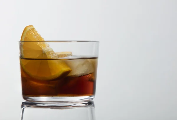 Classico vermut rosso su fondo bianco — Foto Stock