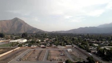 pueblo al sur de Santiago de chile, donde se puede apreciar la zona de angostura, donde se une la cordillera de los andes y la cordillera de la costa. Panamericana 'da, tambin puedes apreciar la playa de Pichilemu 