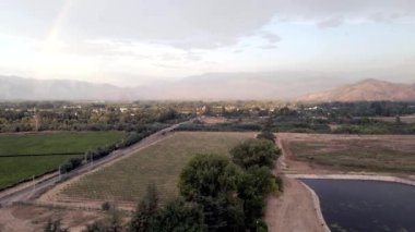 pueblo al sur de Santiago de chile, donde se puede apreciar la zona de angostura, donde se une la cordillera de los andes y la cordillera de la costa. Panamericana 'da, tambin puedes apreciar la playa de Pichilemu 