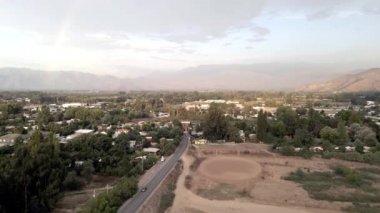 pueblo al sur de Santiago de chile, donde se puede apreciar la zona de angostura, donde se une la cordillera de los andes y la cordillera de la costa. Panamericana 'da, tambin puedes apreciar la playa de Pichilemu 
