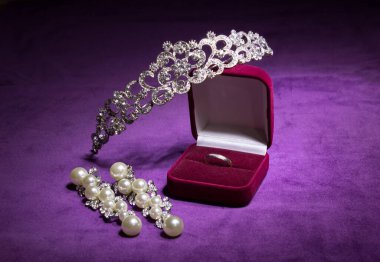 Mor arka planda düğün süslemeleri