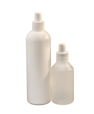 Beyaz arka planda iki beyaz tıbbi kozmetik şişesi.