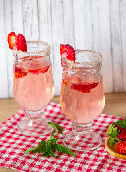 Strawberry and mint lemonade in two glasses — стоковое фото