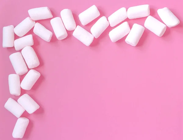 Bílý marshmallow na růžovém pozadí — Stock fotografie
