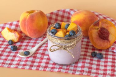 şeftali ve yaban mersinli yoğurt.