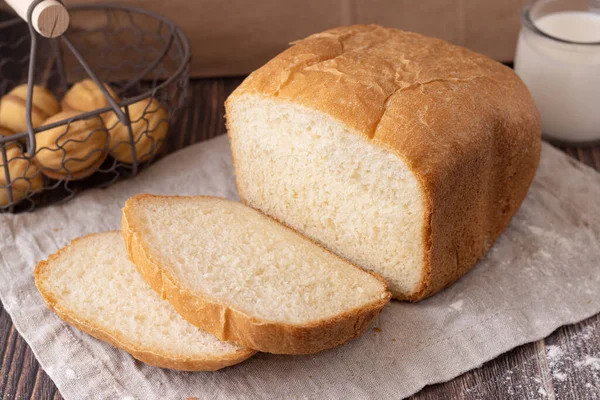 Ein Laib Weizenbrot, in Scheiben geschnitten auf einem Leinentuch — Stockfoto