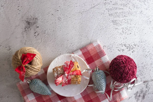 Weihnachtsplätzchen mit roter Schleife, Dekorationen. Flache Lage — Stockfoto