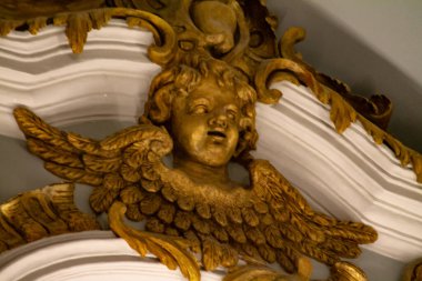 Tapınaktaki altın melek