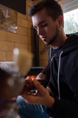 Bacada gitar çalan adam.