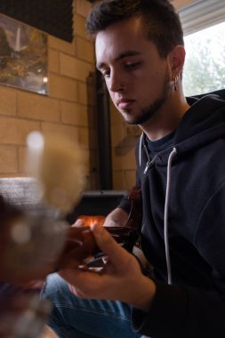 Bokeh 'le gitar çalan adam.