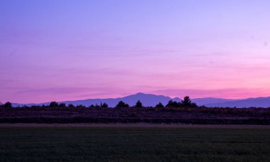 Ormanda bir dağla gün batımı