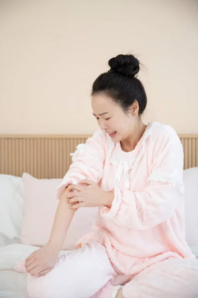 Sjuk Asiatisk Kvinna Sängen — Stockfoto