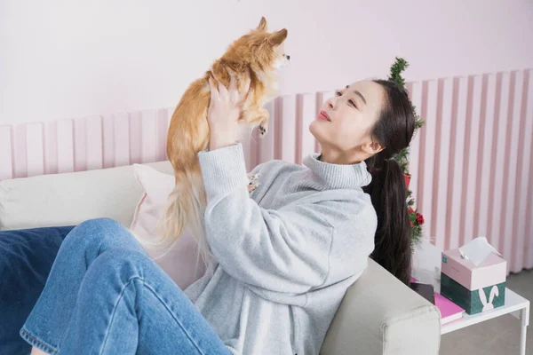 Asiatisk Ensamstående Kvinna Bor Ensam Koncept Med Sällskapsdjur Hund — Stockfoto