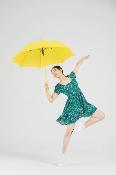 Asiatiska Kvinnliga Samtida Dansare Gör Drag Med Unbrella — Stockfoto
