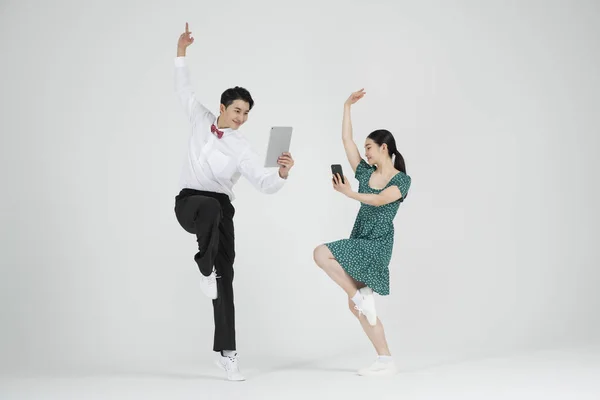 Asiático Casal Contemporâneos Dançarinos Segurando Discurso Bolha Copyspace — Fotografia de Stock