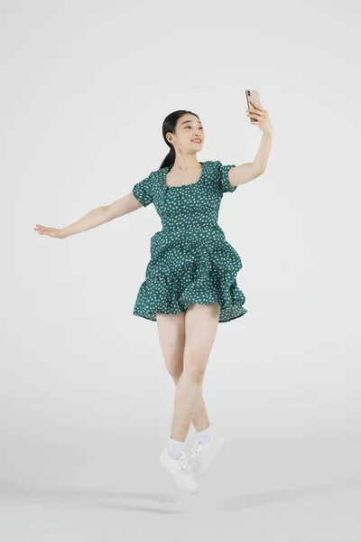 Conceito Promoção Venda Dançarina Contemporânea Com Smarphone Mão — Fotografia de Stock