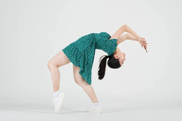 Conceito Promoção Venda Dançarina Contemporânea Com Smarphone Mão — Fotografia de Stock