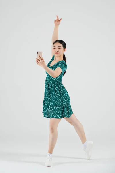 Salgsfremmende Begrep Moderne Kvinnelig Danser Med Smarttelefon – stockfoto