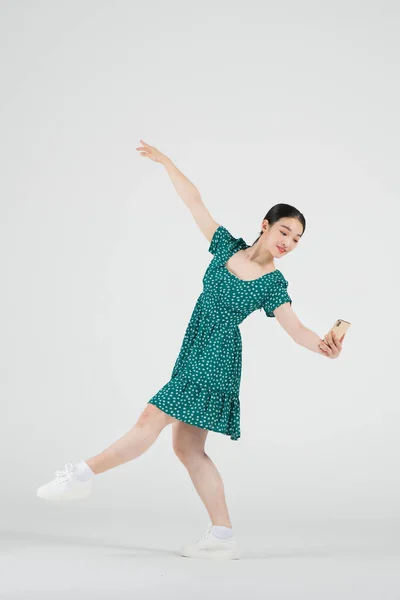 Salgsfremmende Begrep Moderne Kvinnelig Danser Med Smarttelefon – stockfoto