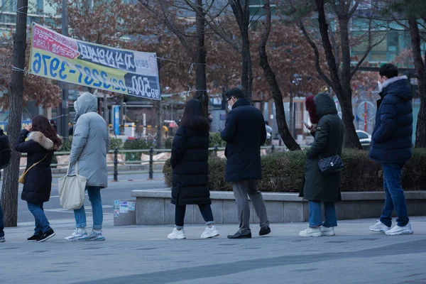 Kaltes Wetter Winterliche Straße Mit Menschen — Stockfoto