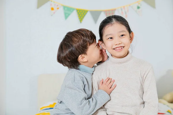 Bahagia Asia Anak Laki Laki Dan Perempuan Kakak Dan Adik — Stok Foto