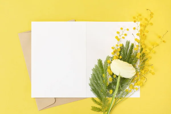 ดอกไม เหล องและจดหมาย — ภาพถ่ายสต็อก